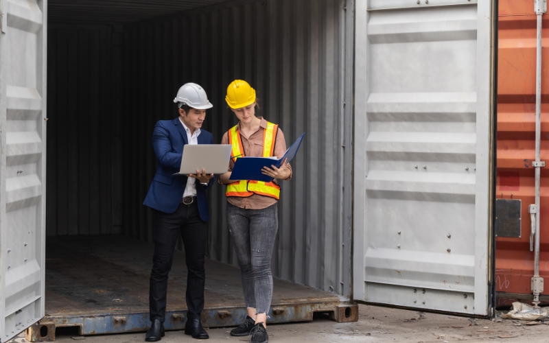 Tiến hành khai báo và hoàn tất thủ tục hải quan